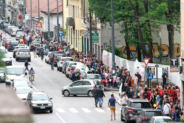 Catena umana lunga 3 Km contro il razzismo in via Padova a MIlano