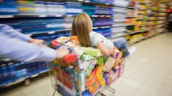 Il carrello degli italiani: affettati e birre spingono gli affari dei supermercati 