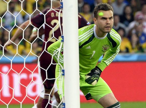 Brasile 2014, il laser disturba il portiere della Russia. E arriva il gol