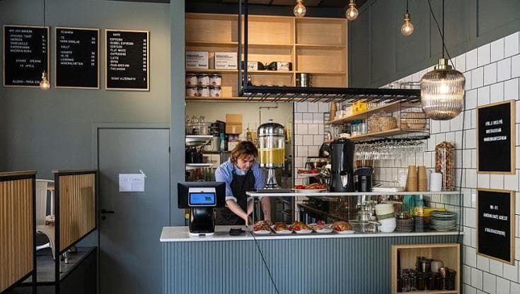 Nel café svedese gestito da un’IA: il budget è quasi sfumato