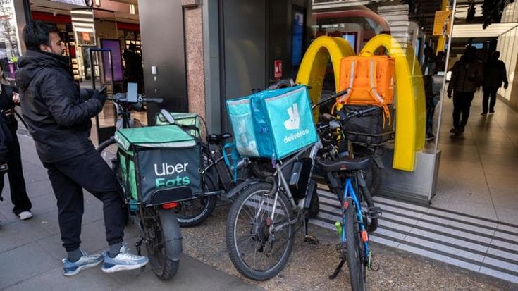 Rider accoltellato in corso Lodi: “Non è stata una rapina, aggredito per il piacere di fare male”