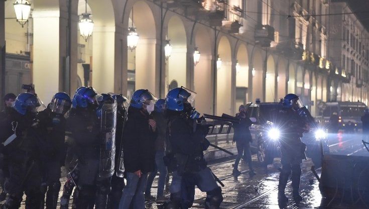 Firenze, cresce l'allarme per la manifestazione anti dpcm. Nardella: "Fascisti in piazza"