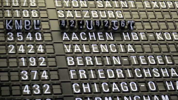 Aerei, caos al controllo passaporti e il volo arriva in ritardo: i passeggeri vanno risarciti