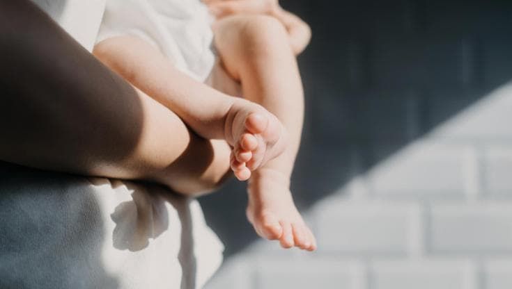 Bimbo morì per polmonite curata con l’omeopatia. Il gip: “Indagate su oculista che prescrisse cura”