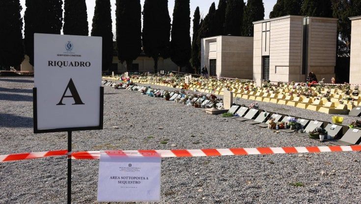 Tombe di feti e neonati rimosse dal cimitero di Brescia: indagate due dirigenti del Comune per violazione di sepolcro