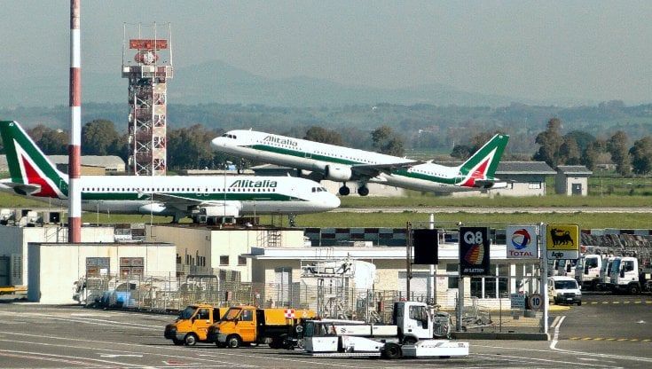 Aeroporto Fiumicino, soldi, viaggi gratis e auto di lusso per avere certificazioni truccate: otto in manette