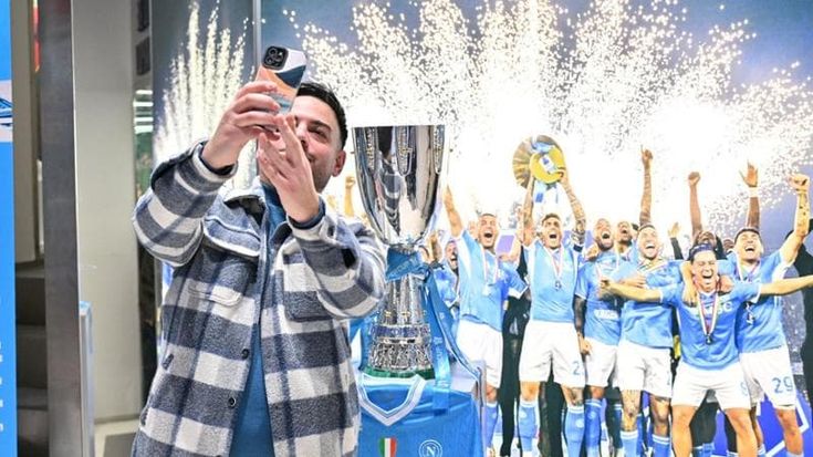 Napoli, tutti in fila per un selfie speciale con la Supercoppa