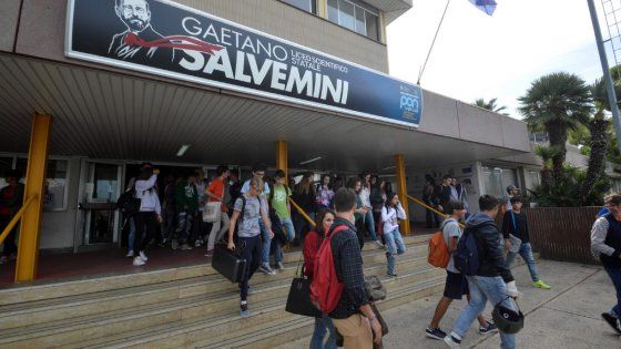 Bari, l'sms della preside agli assenti per il corteo: "Venite con i genitori o non entrerete"