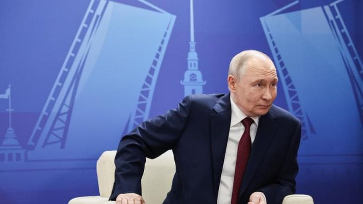 Putin nega l’incontro a Zelensky, poi vede Schroeder in Russia: “Le élite europee provocano il caos”