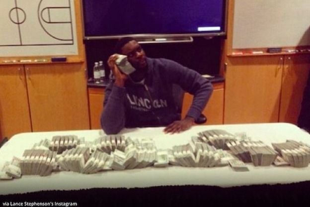 Posa con un milione di dollari in contanti, bufera sul giocatore Nba