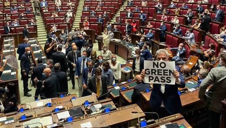 Camera, bagarre in Aula: Fratelli d'Italia protesta contro il Green Pass. Bocciata la pregiudiziale di incostituzionalità