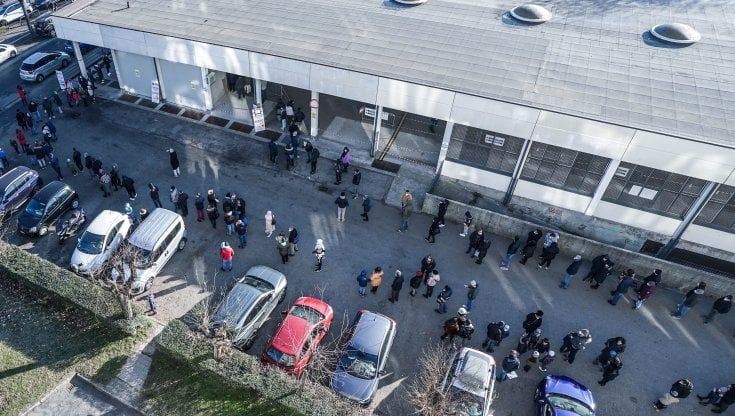 Via Negarville, bambini in coda al freddo per il tampone: è un caso l’hotspot dei piccoli