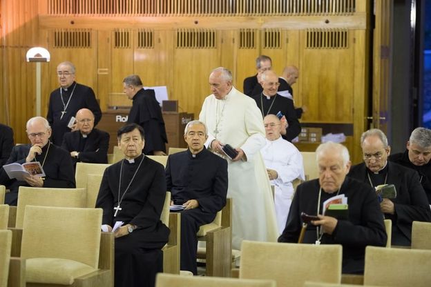 Papa Francesco ad Ariccia: seduto tra i monsignori per gli esercizi spirituali