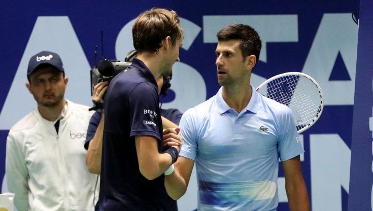 Tennis, Astana: ritiro misterioso di Medvedev, finale Djokovic-Tsitsipas 