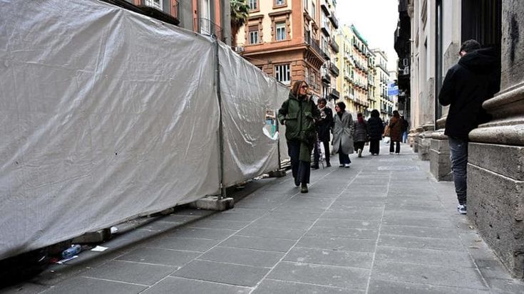 Restyling di via Toledo, sprint di Pasqua sulla pavimentazione. Ma in Galleria tende di clochard