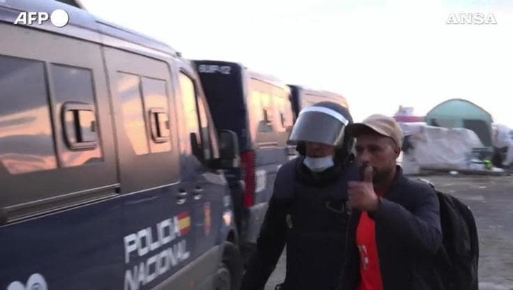 Ceuta, smantellato l'ultimo accampamento di migranti in vista della visita reale
