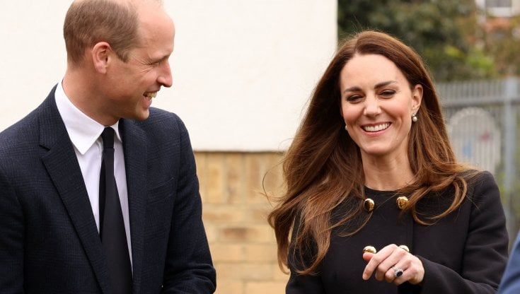 Kate Middleton, outfit nero ed orecchini della regina per un nuovo omaggio a Filippo