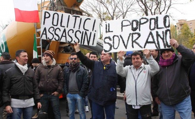 Catania, forconi in corteo con gli ultras<br />code a Messina, botte per la benzina
