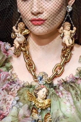 Collane, orecchini, bracciali in versione gold 