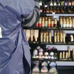 Sequestrati cinquantamila cosmetici contraffatti, due denunciati