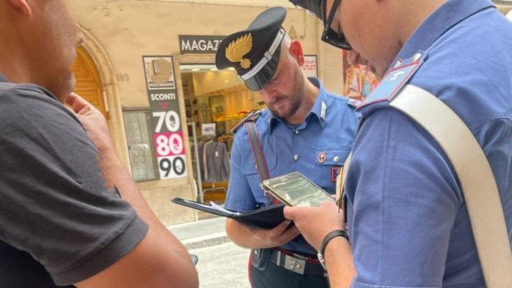 Fontana di Trevi, deruba un turista mentre spinge la sedia a rotelle della moglie: arrestato 31enne