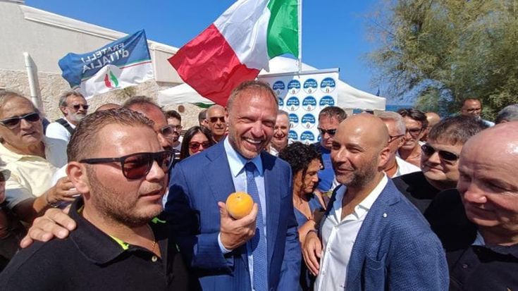 Caro prezzi d’estate, il ministro Lollobrigida a Bari: “La qualità si paga”. E resta in Puglia per qualche giorno di vacanza