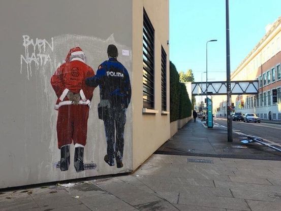 "Niente permesso di soggiorno per Babbo Natale turco": l'ultima provocazione di Tvboy dopo il bacio Salvini-Di Maio
