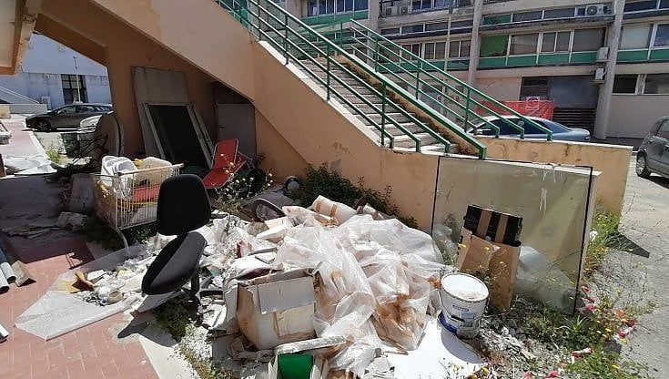 Bari, degrado nella Fiera alla vigilia di Expolevante: padiglioni fatiscenti, incuria e una discarica a cielo aperto