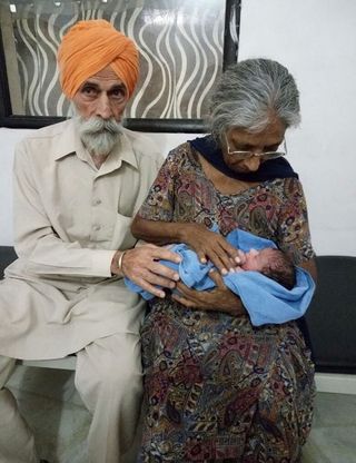 India, mamma a 70 anni: "Ora mi sento completa"