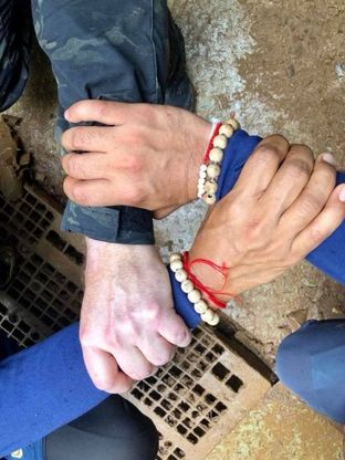 Thailandia, la foto simbolo dei soccorritori da tutto il mondo 