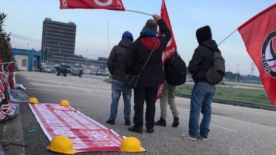 Pomigliano, operai della Fiat bloccano l'ingresso dello stabilimento