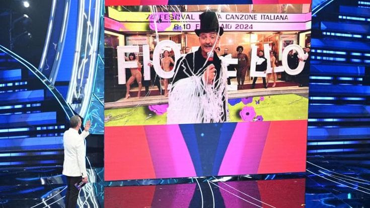 Fiorello a Sanremo, la frecciatina a Ferragni nel mantello: “Ama, pensati libero, è l’ultimo” e lei mette un cuoricino