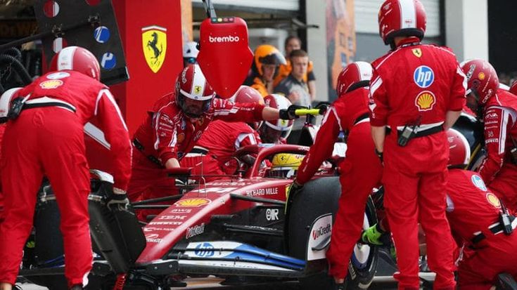 Hamilton, attacco al box Ferrari: “Volete che faccia passare anche Sainz?”