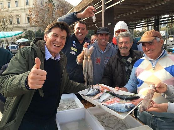 Bari, Gianni Morandi con i pescatori N’derr la lanz 