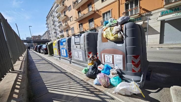 Bari, linea dura sull’abbandono rifiuti: 1.000 euro di multa e fermo del veicolo per chi è in auto