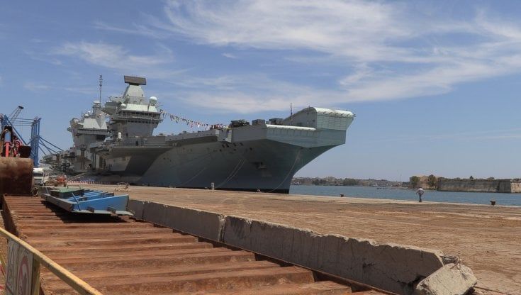 Ad Augusta la "Hms Queen Elizabeth", una portaerei nell'approdo dei migranti