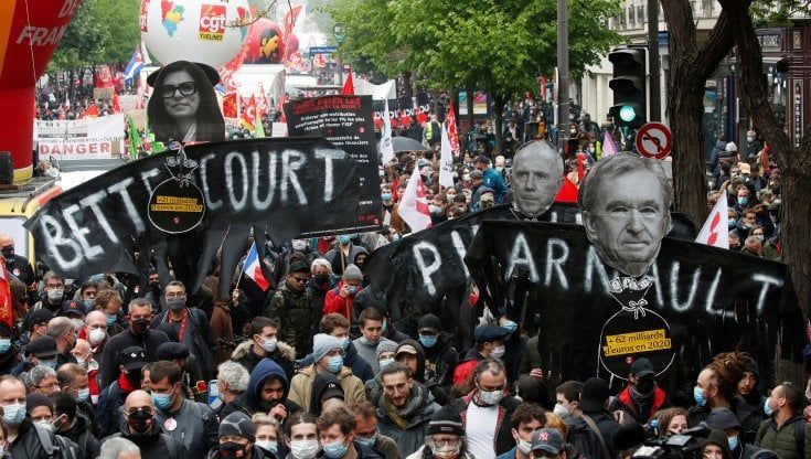 Francia, cortei in tutto il Paese per il Primo Maggio: 17 arresti, schierati 5mila poliziotti 
