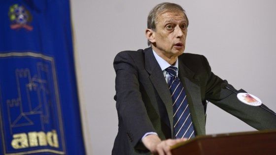 Fassino guiderà l'Anci fino a ottobre. Ma il M5s alza il tiro sull'associazione dei comuni