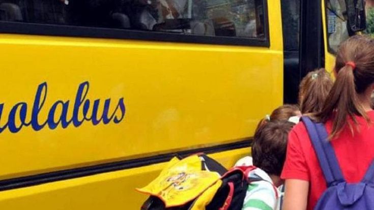 Guidava lo scuolabus andando a zig-zag. Fermato: era ubriaco