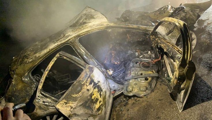 Morì nell'auto in fiamme nel Novarese, spunta l'ipotesi dei fuochi d'artificio
