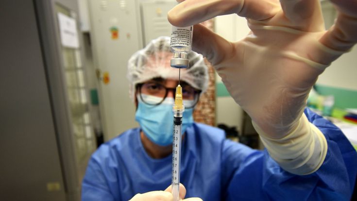 Vaccini, un aprile a rilento: si allontana l’obiettivo di 500 mila al giorno