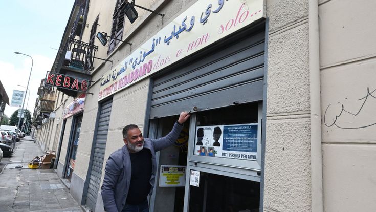 Barriera di Milano tra giochi in piazza e pacchi solidali, il quartiere dei migranti rimasto senza normalità