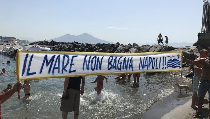Napoli, protesta per "liberare il mare": sbarco sui lidi con i kayak