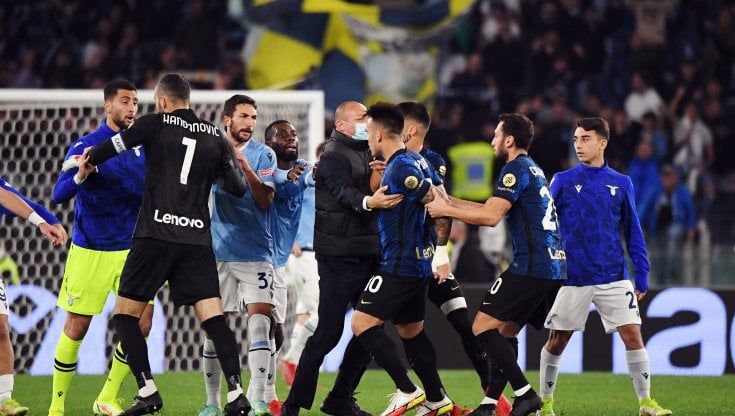 Lazio-Inter 3-1, rimonta biancoceleste. Felipe Anderson segna con Dimarco a terra ed è rissa