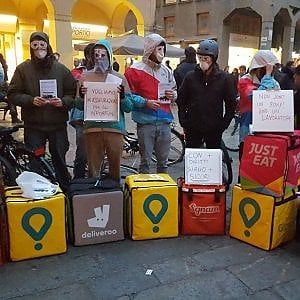 Bologna, la protesta in piazza dei fattorini a domicilio  