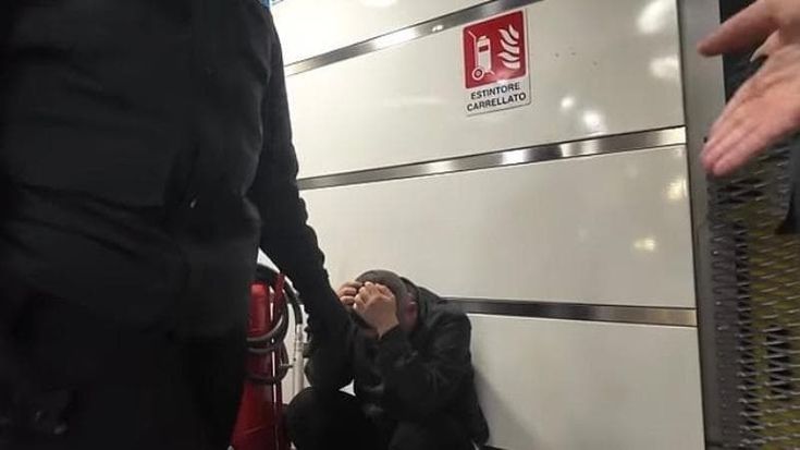 “A Cicalone gli spariamo”. Lo youtuber minacciato ancora in metropolitana a Termini