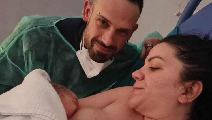 Carabinieri scortano mamma in travaglio nel traffico di Natale