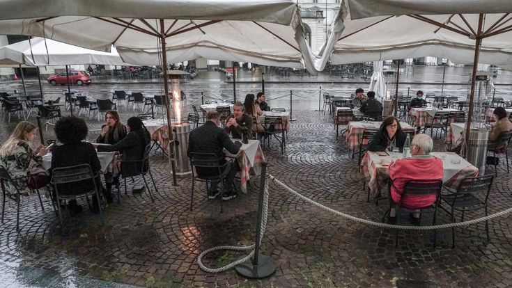 L'Italia che riparte. Piove sulla cena. “Ma al ristorante non rinunciamo”
