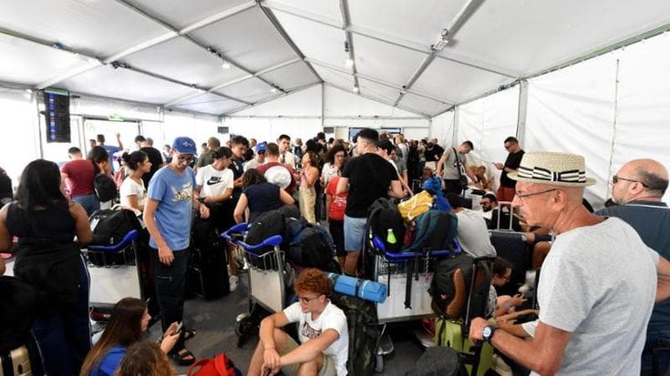 L’aeroporto di Catania in tilt fra proteste e malori: “Siamo allo sbando”