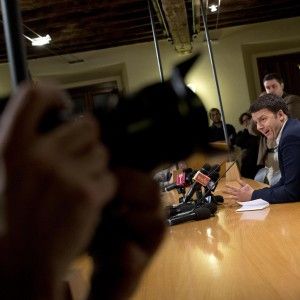 Renzi-Berlusconi, in Rete la delusione dei militanti Pd: non va gi&ugrave; la "profonda sintonia"